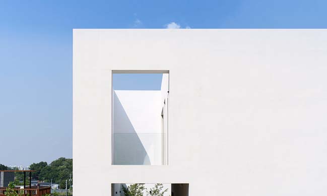 White modern house by LEELIST and Leejae Architects