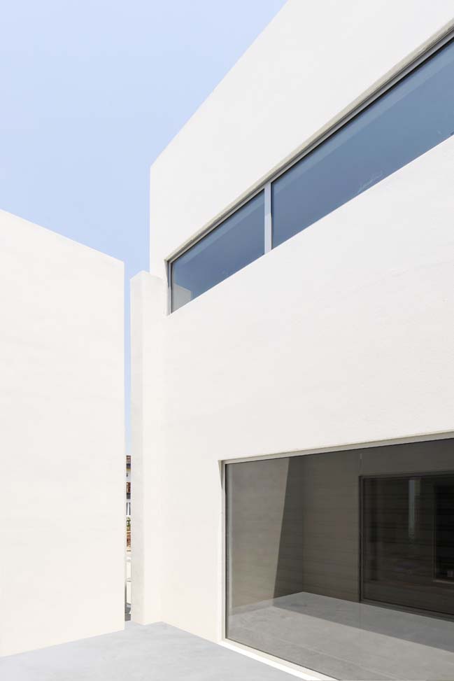 White modern house by LEELIST and Leejae Architects
