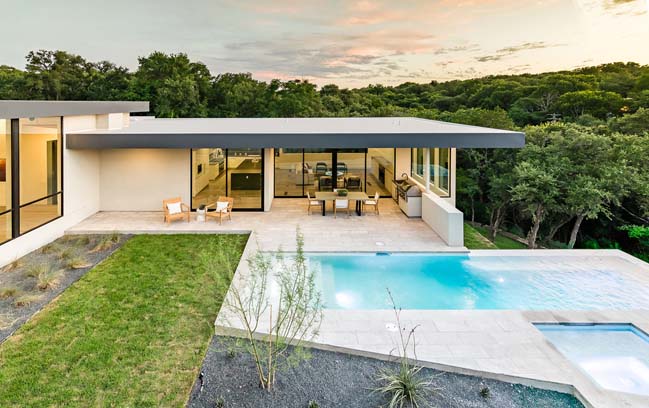 Luxury modern house in Texas by Matt Fajkus Architecture