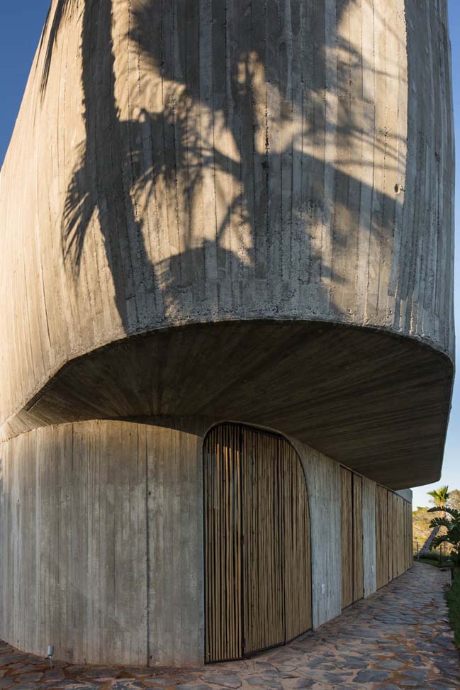 Luxury modern villa in Ibiza by Metroarea Architetti