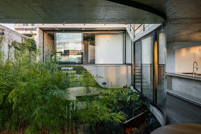 Modern concrete and glass house by Obra Arquitetos