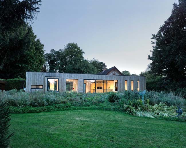 Contemporary extension for a history house by Adam Knibb Architects