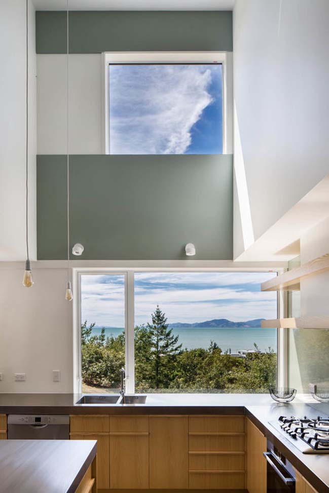 Modern beach house in Tasman Bay by Parsonson Architects