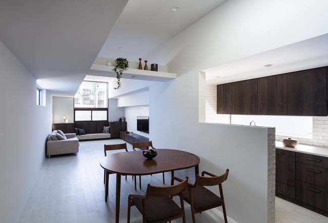 White modern townhouse in Japan by FORM / Kouichi Kimura Architects