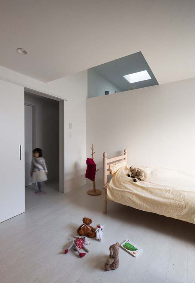 White modern townhouse in Japan by FORM / Kouichi Kimura Architects
