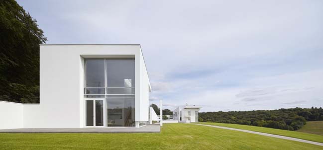 White modern house in England by Richard Meier & Partners Architects