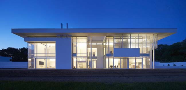 White modern house in England by Richard Meier & Partners Architects