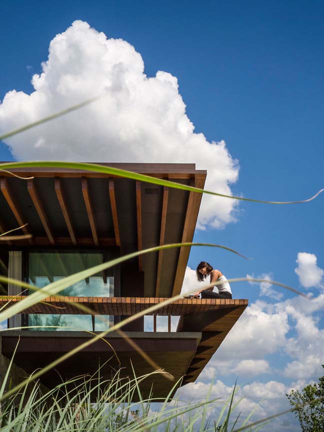 Luxury house in Brazil by Jacobsen Arquitetura