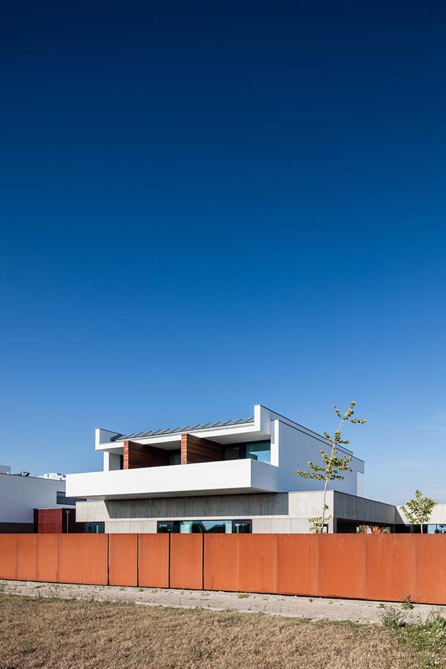 Luxury villa in São João de Ovar by Nelson Resende Arquitecto