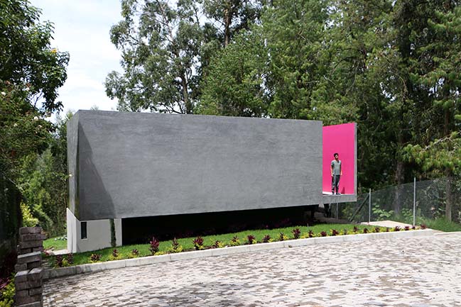 Modern concrete house in Ecuador by Ruptura Morlaca Arquitectura