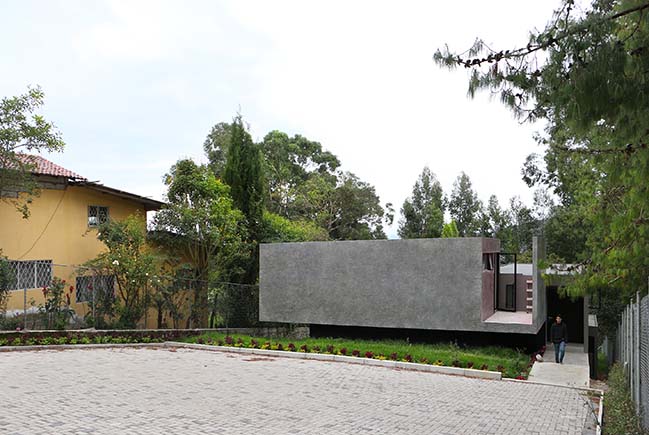 Modern concrete house in Ecuador by Ruptura Morlaca Arquitectura