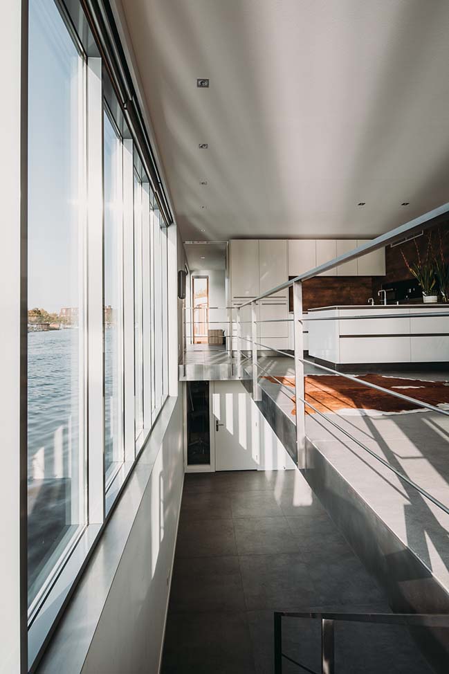 Energy neutral floating villa by vanOmmeren-architecten