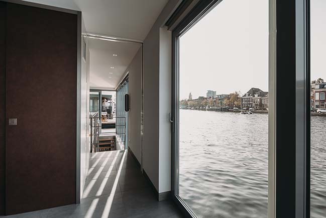 Energy neutral floating villa by vanOmmeren-architecten