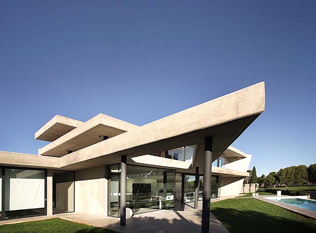 Luxury concrete house in Valencia by Julio Gómez-Perretta de Mateo