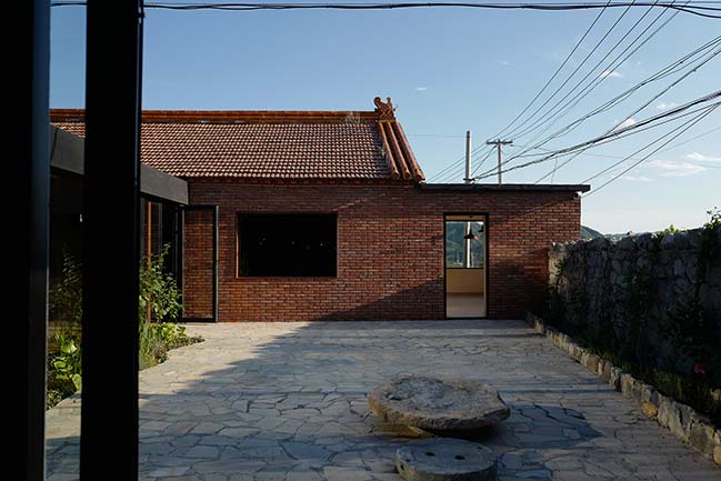San She House - Beigala Place at the foot of the Great Wall by llLab.