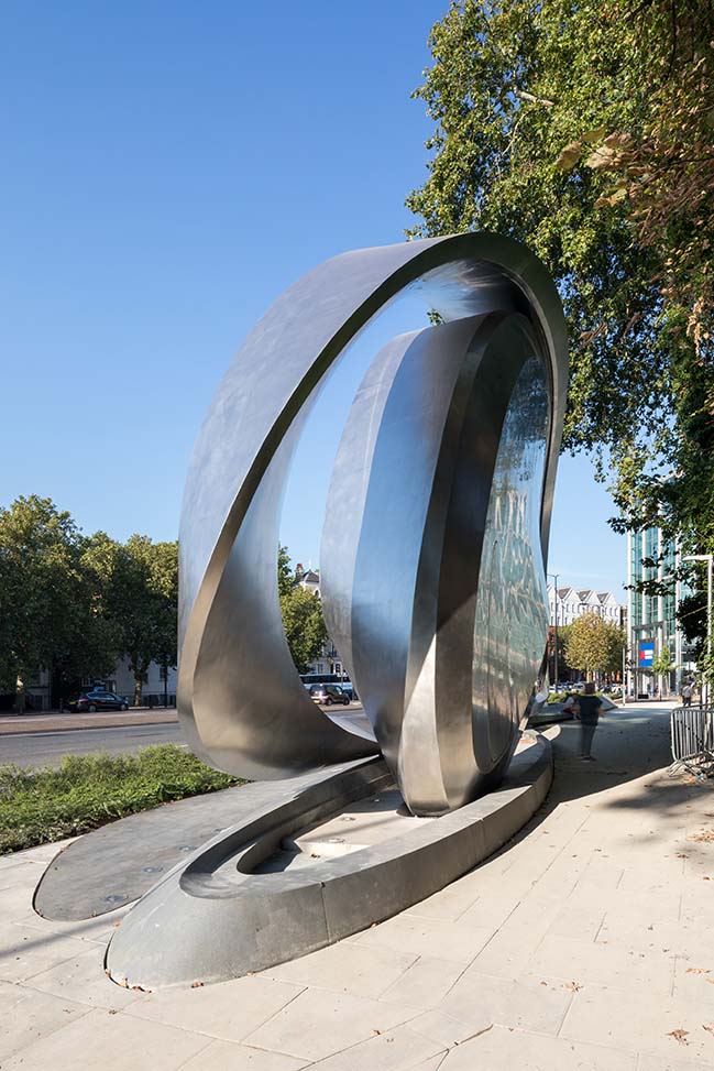 JCDecaux unveils The Kensington, a sculptural digital canvas by Zaha Hadid Design