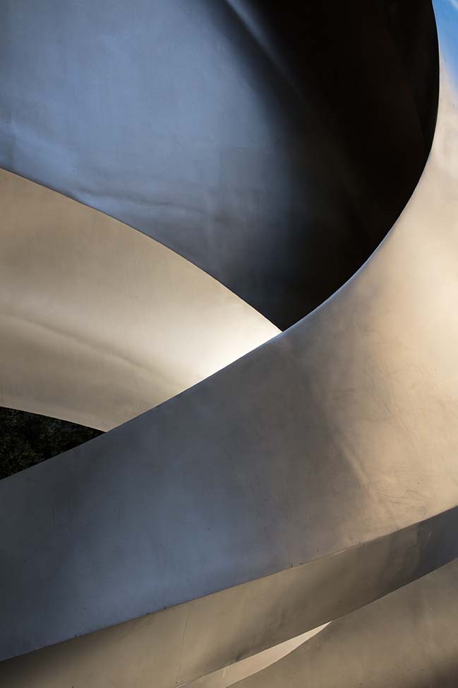 JCDecaux unveils The Kensington, a sculptural digital canvas by Zaha Hadid Design
