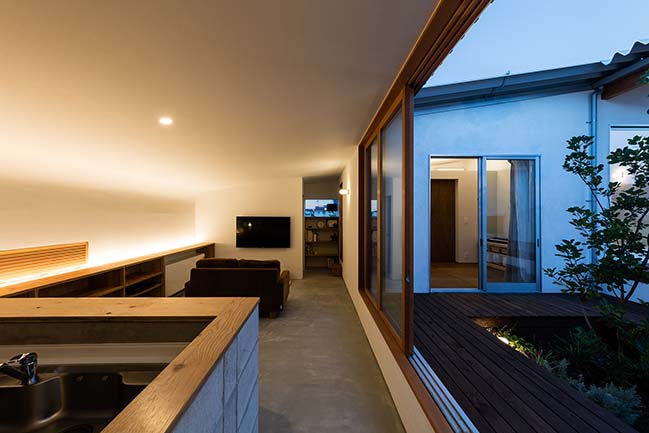 House in Mita by Horibe Associates