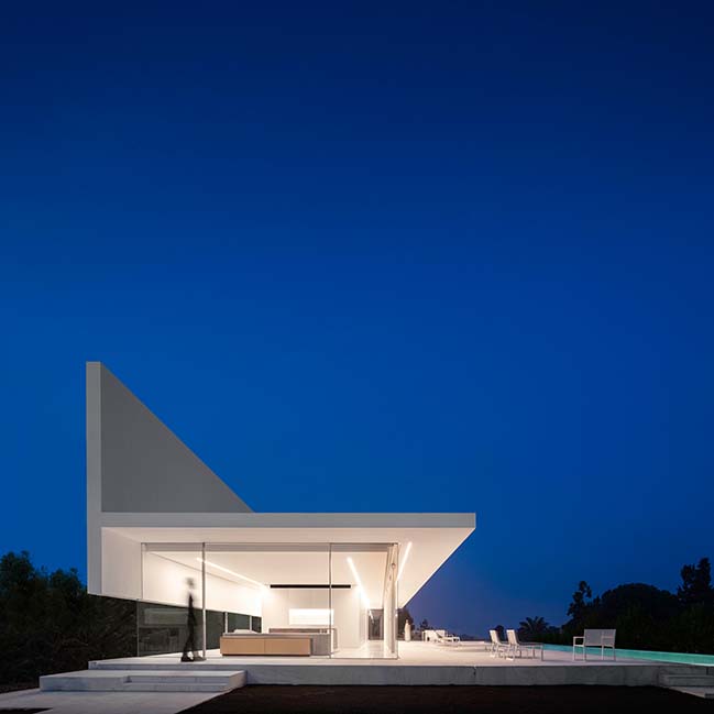 Hofmann House by Fran Silvestre Arquitectos