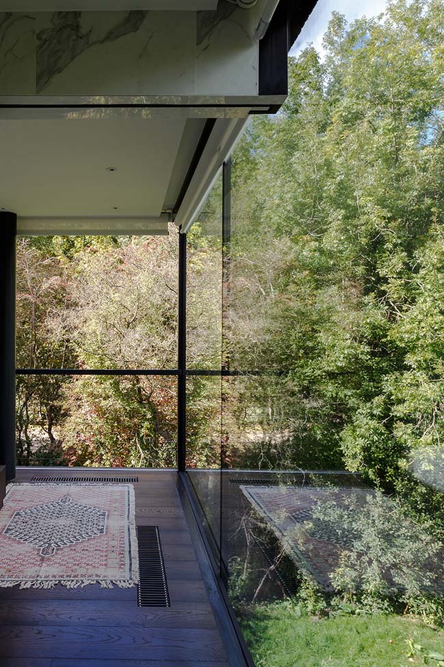 Glass villa on the lake in Lechlade by Mecanoo