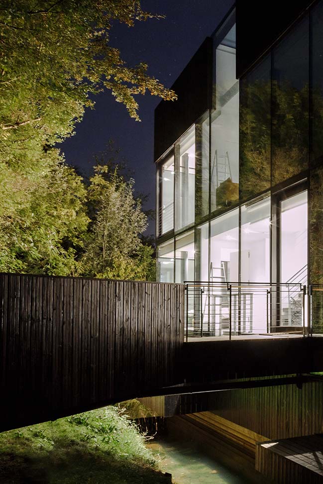 Glass villa on the lake in Lechlade by Mecanoo