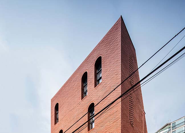 Brick five-story house in Seoul by stpmj
