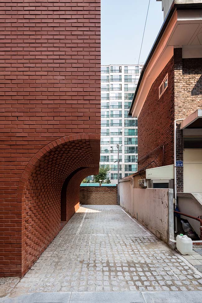 Brick five-story house in Seoul by stpmj