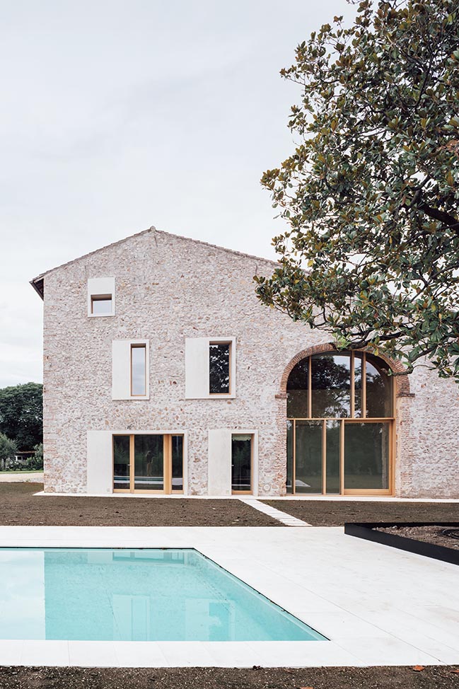 A country home in Chievo by studio wok