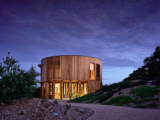 St Andrews Beach House by Austin Maynard Architects