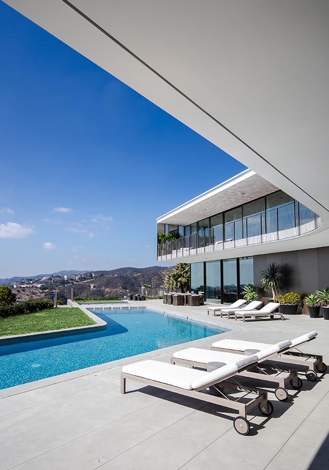 SPF:architects completes propeller-shaped glass house in Bel Air