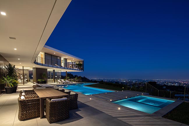 SPF:architects completes propeller-shaped glass house in Bel Air