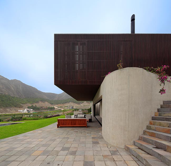 Topo House by Martin Dulanto Arquitecto
