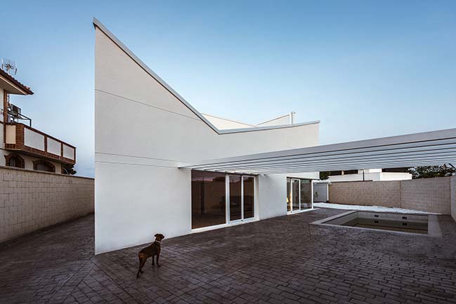 Albania House in Ciudad Real by OOIIO Architecture