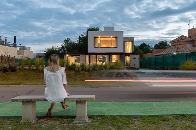 Cientocinco House by JAMStudio arquitectos