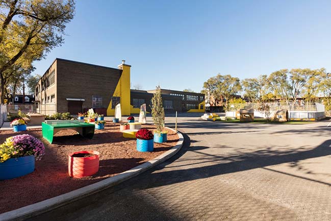 École Sainte-Anne: A new redesigned schoolyard by Taktik design