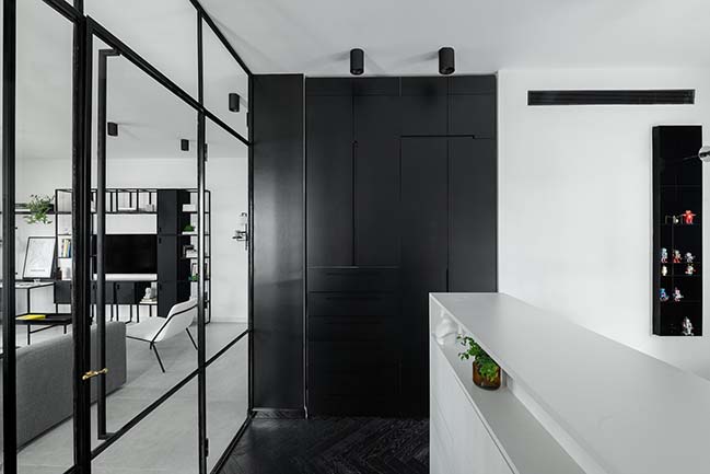 J3 Apt: Black and White Apartment in Tel Aviv by Studio ETN