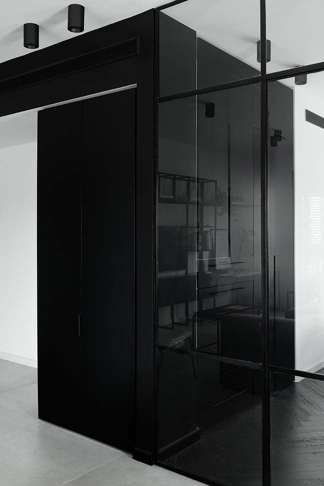 J3 Apt: Black and White Apartment in Tel Aviv by Studio ETN