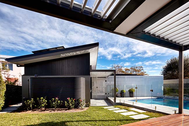 The Little Grey Granny with Curves by hobbs jamieson architecture