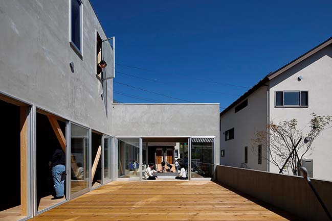 Terrace in the Town by YAMAZAKI KENTARO DESIGN WORKSHOP