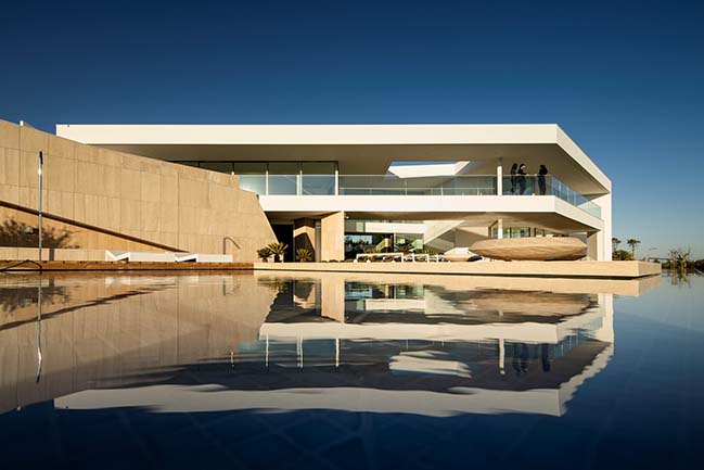 Villa Pernoi by Mário Martins Atelier