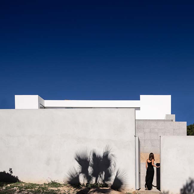 House over the horizon by Fran Silvestre Arquitectos