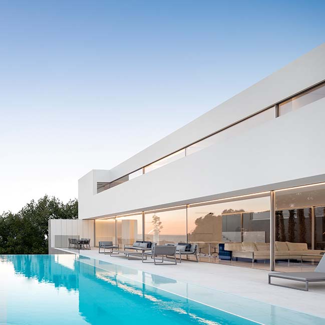 House over the horizon by Fran Silvestre Arquitectos