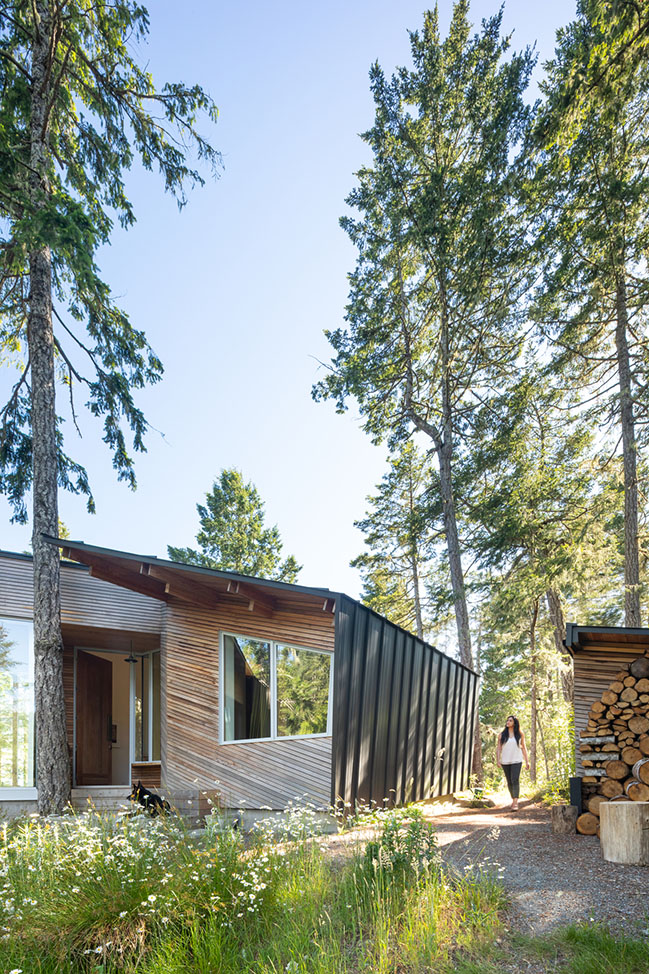 Sooke 01 House by Campos Studio