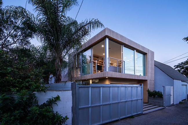 Two-story single-family residence in Los Angeles by Bau10