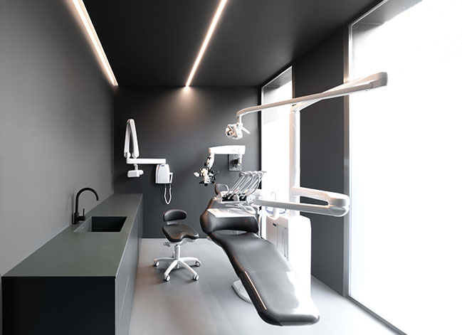 Dental Clinic by Fran Silvestre Arquitectos