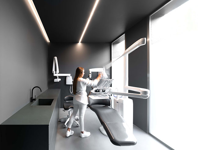 Dental Clinic by Fran Silvestre Arquitectos