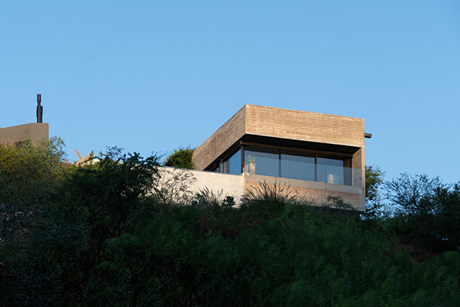 House Hidden in the scenery by Bender Freiberg Arquitectos