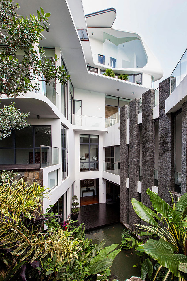Fluidity on the Hill by Aamer Architects