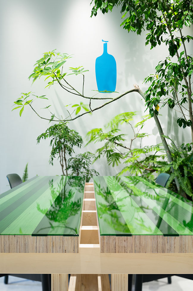 Blue Bottle Coffee Kyoto Kiyamachi Cafe by Jo Nagasaka / Schemata Architects