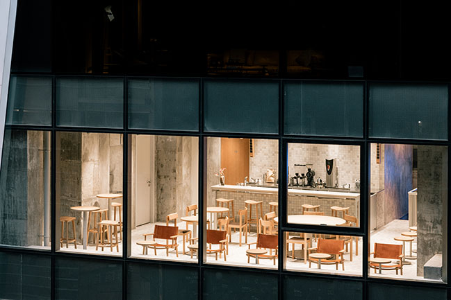 Blue Bottle Coffee Hong Kong Central Cafe by Jo Nagasaka / Schemata Architects